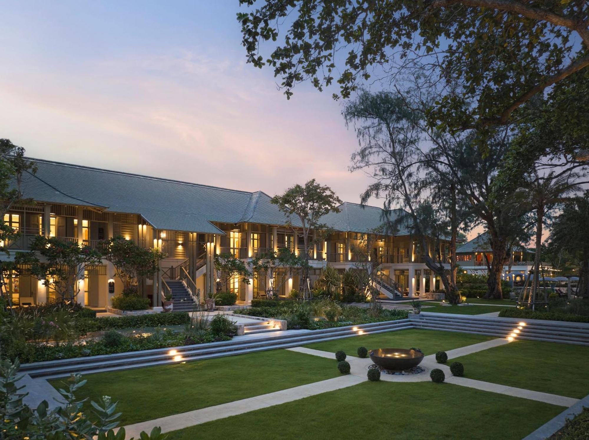 Charras Bhawan Hotel And Residences HHQ Exteriör bild